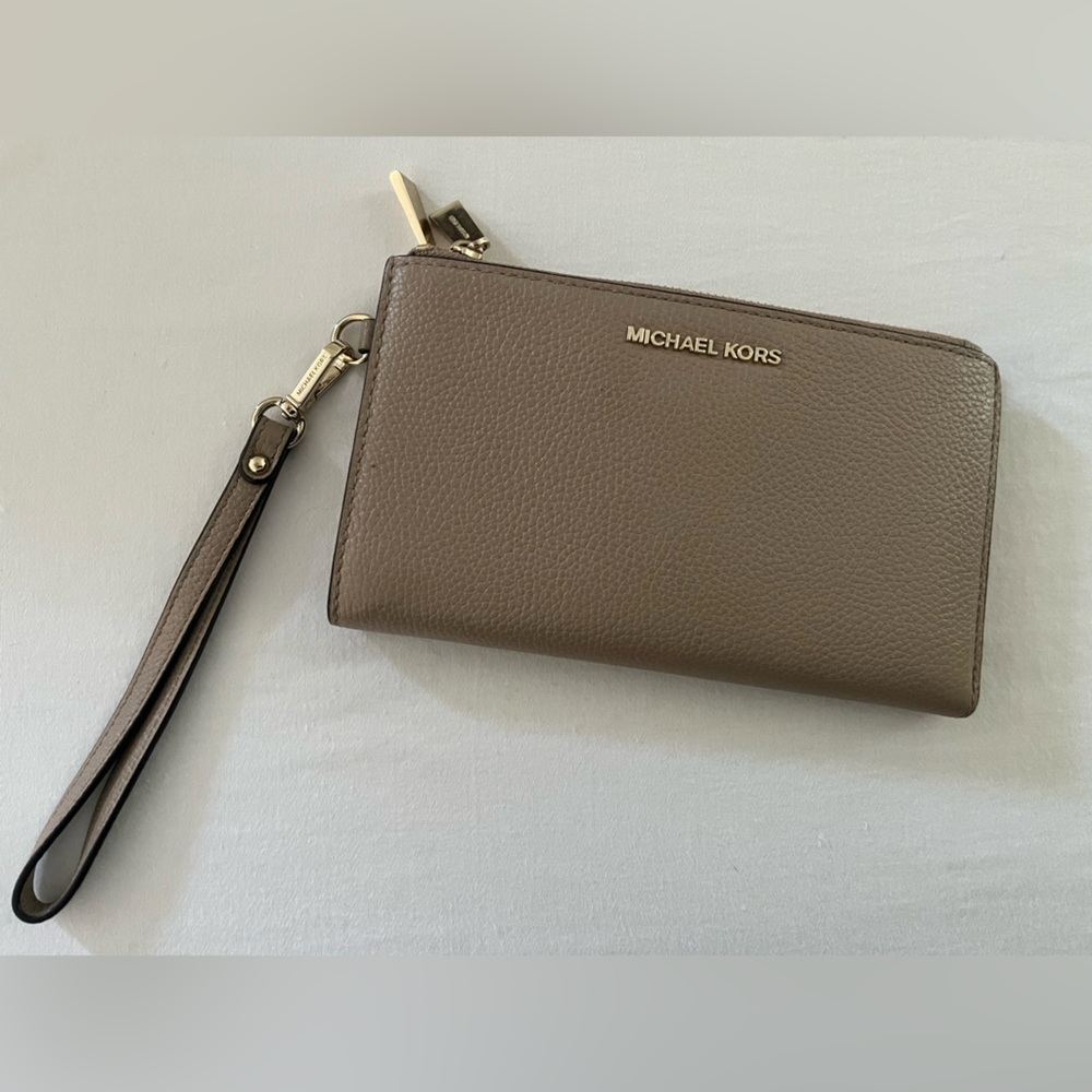 Michael Kors wristlet